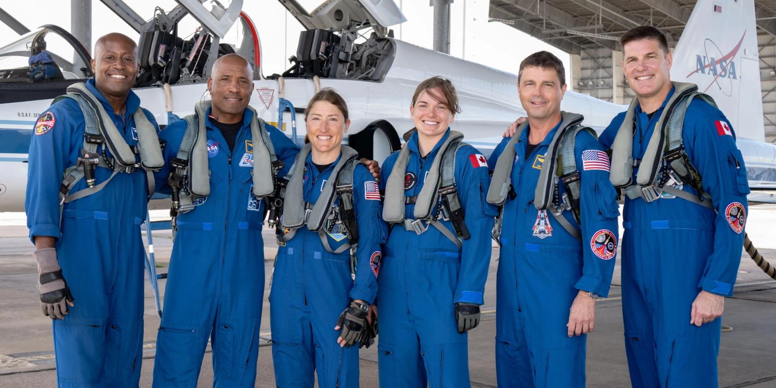 Artemis crew of 6 pose for a picture.