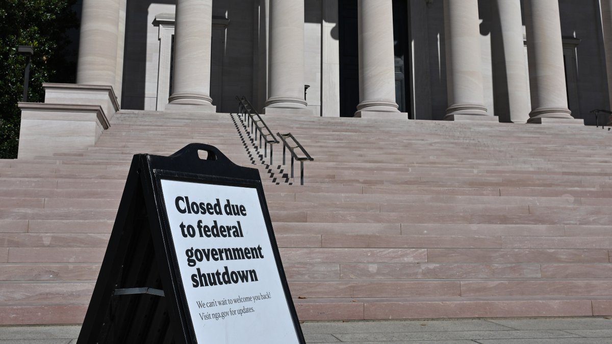 A sandwich board sign in front of the National Gallery of Art that says "Closed due to federal government shutdown."