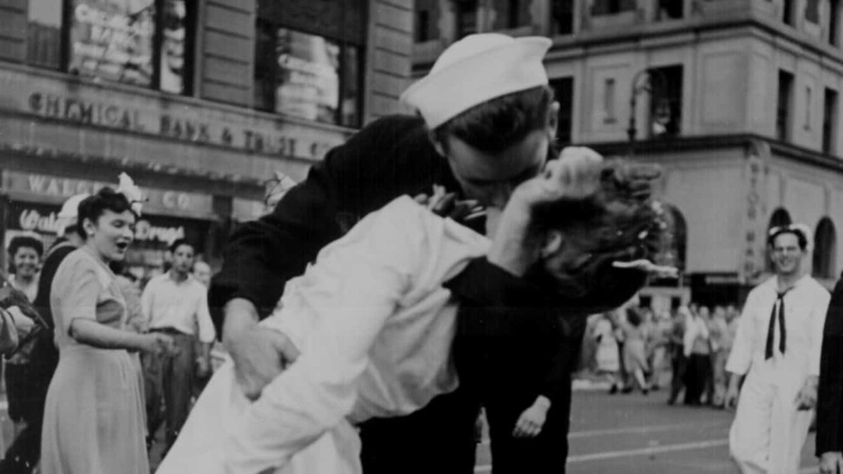 Why Are VA Officials Wanting to Ban the Iconic WW2 Kiss Photo?