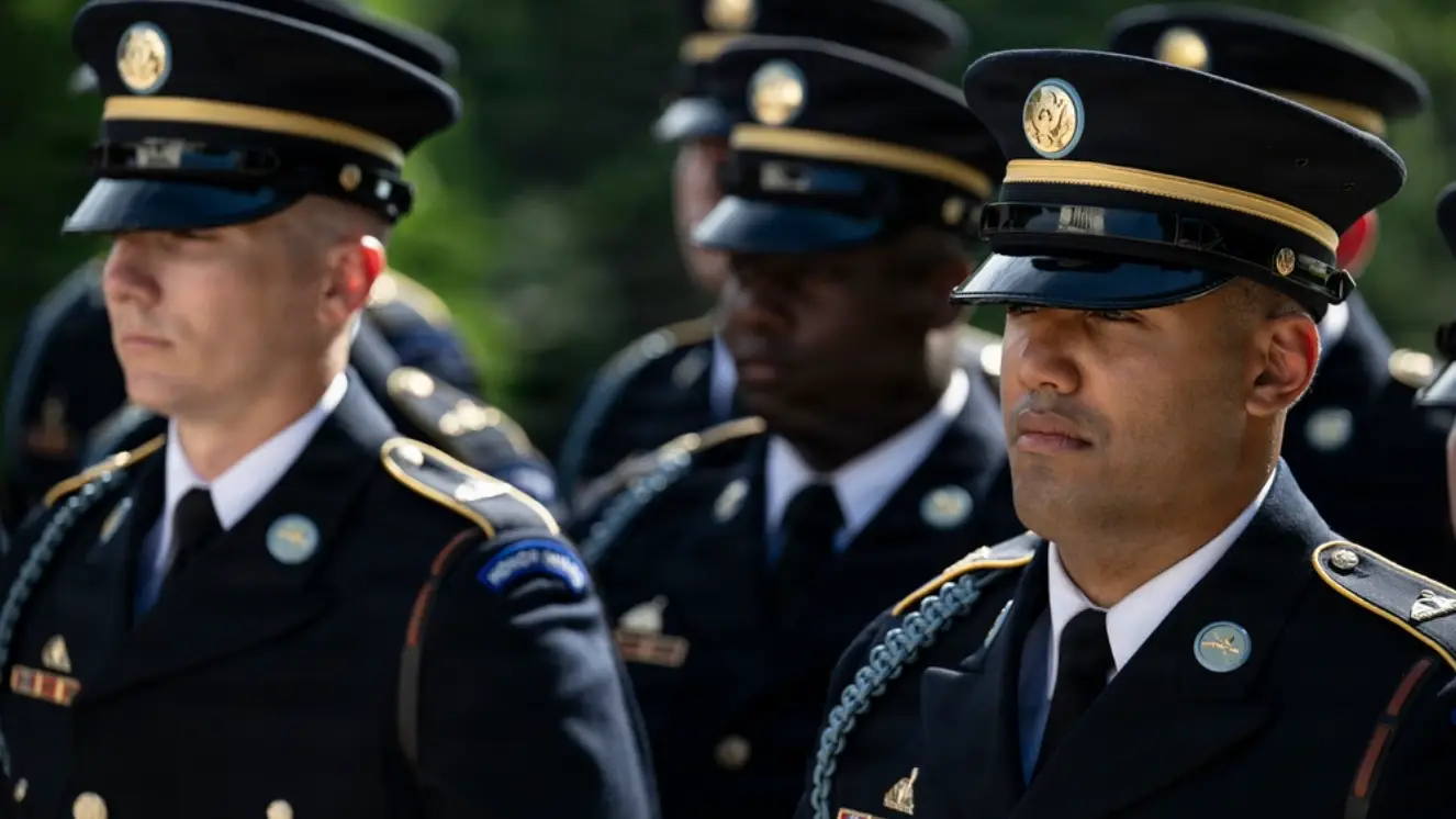 Soldiers in uniform during wreath ceremony.