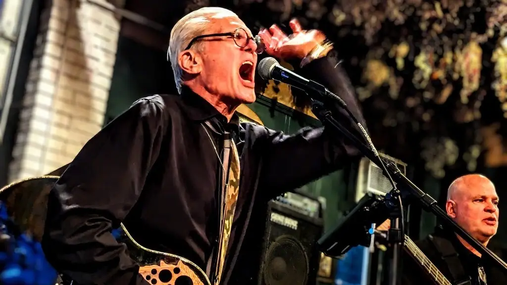 Tom Mooney and his band perform.