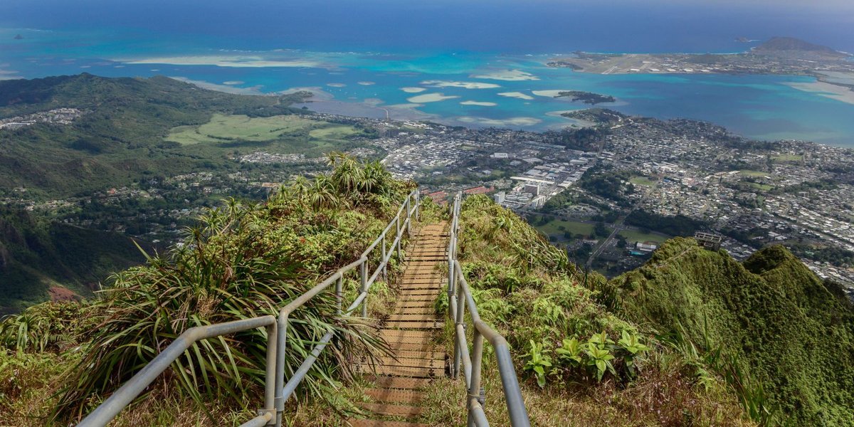 The Stairway to Heaven in Hawaii Hike Is Not for the Faint of Heart