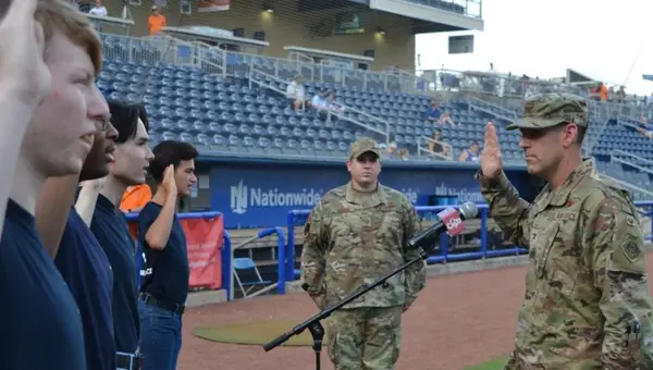 Military Enlistment Incentives: Your Guide to Bonuses, Pay & More