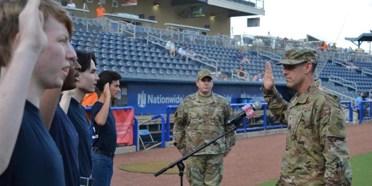 Military Enlistment Incentives: Your Guide to Bonuses, Pay & More