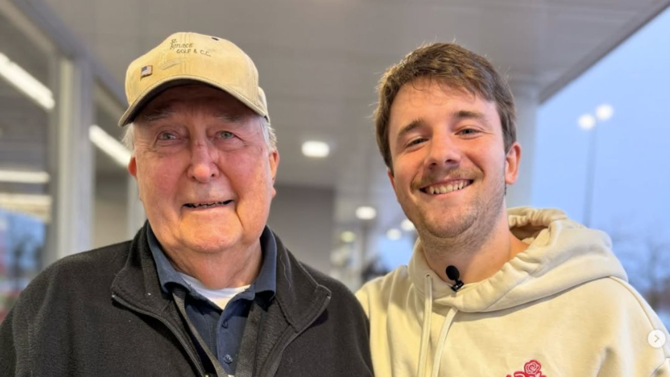 Ed Bambas, an 88-year-old army veteran, with kindness influencer Samuel Weidenhofer (Image via Instagram/@itssozer)