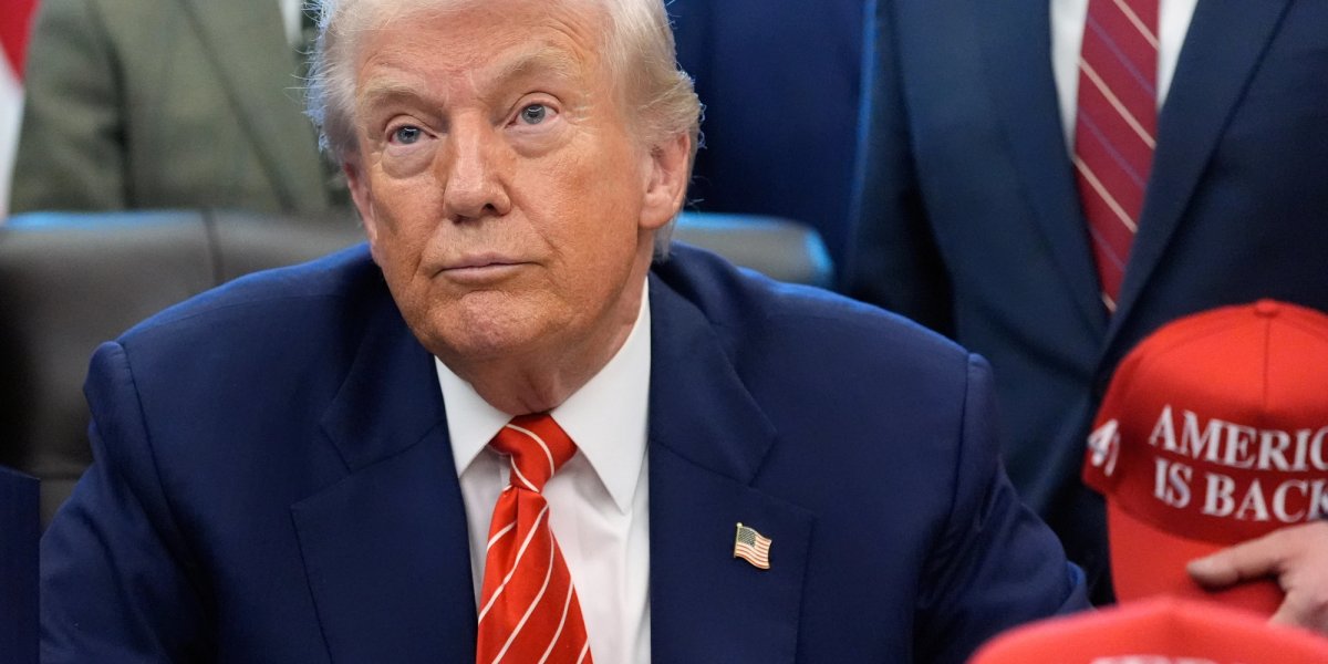 Pres Trump at his desk.