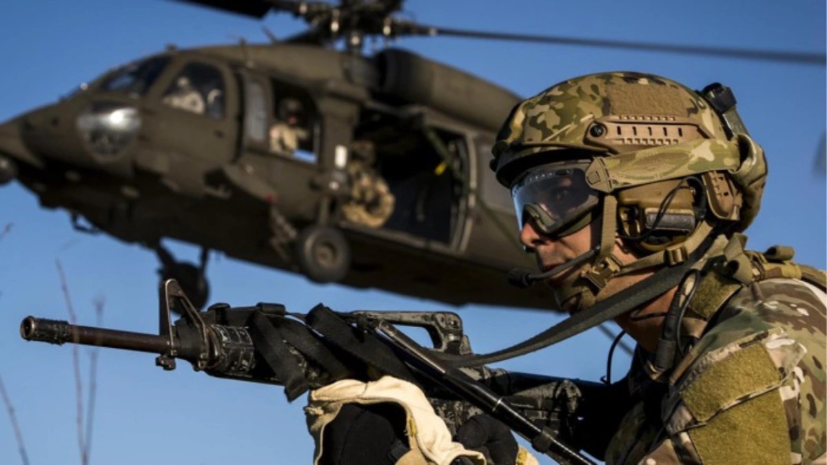 Special Tactics Training Squadron Airmen from the 24th Special Operations Wing fast rope from a U.S. Army UH-60 Black Hawk at Hurlburt Field, Fla., May 4, 2016. U.S. Air Force / Senior Airman Trevor T. McBrid