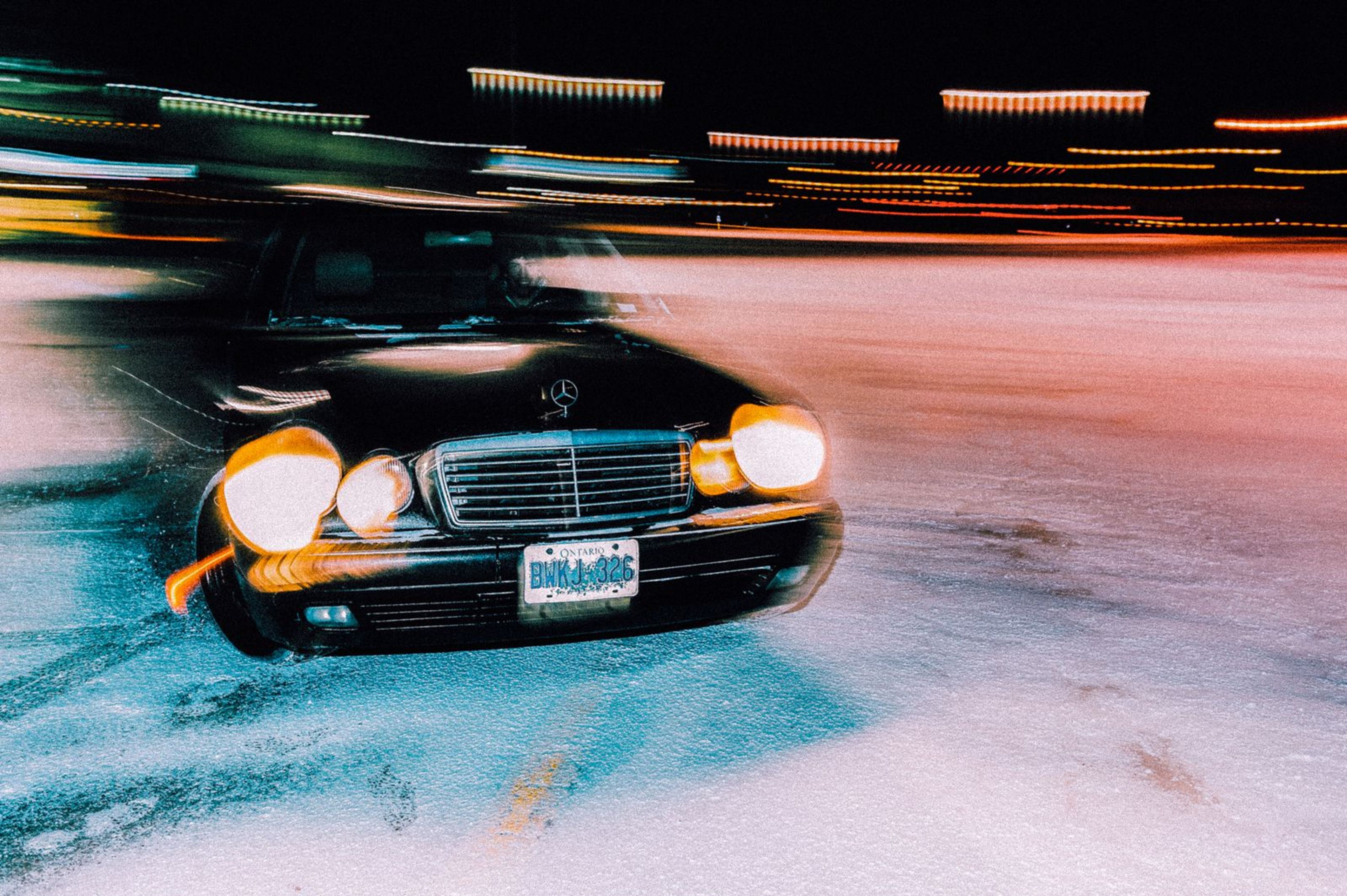 Voiture noire élégante de nuit