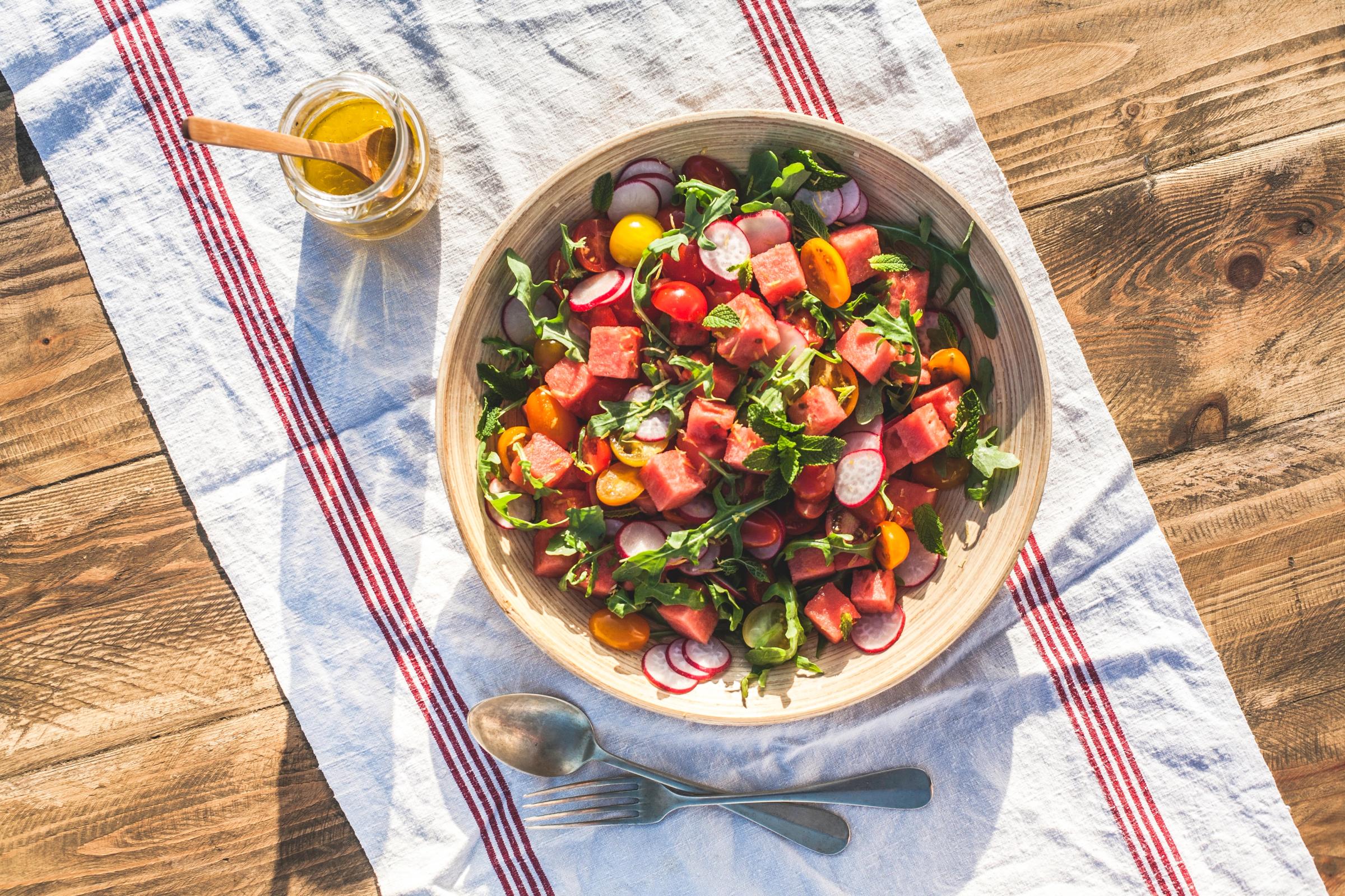 Vårlig bord med en vannmelonsalat på 