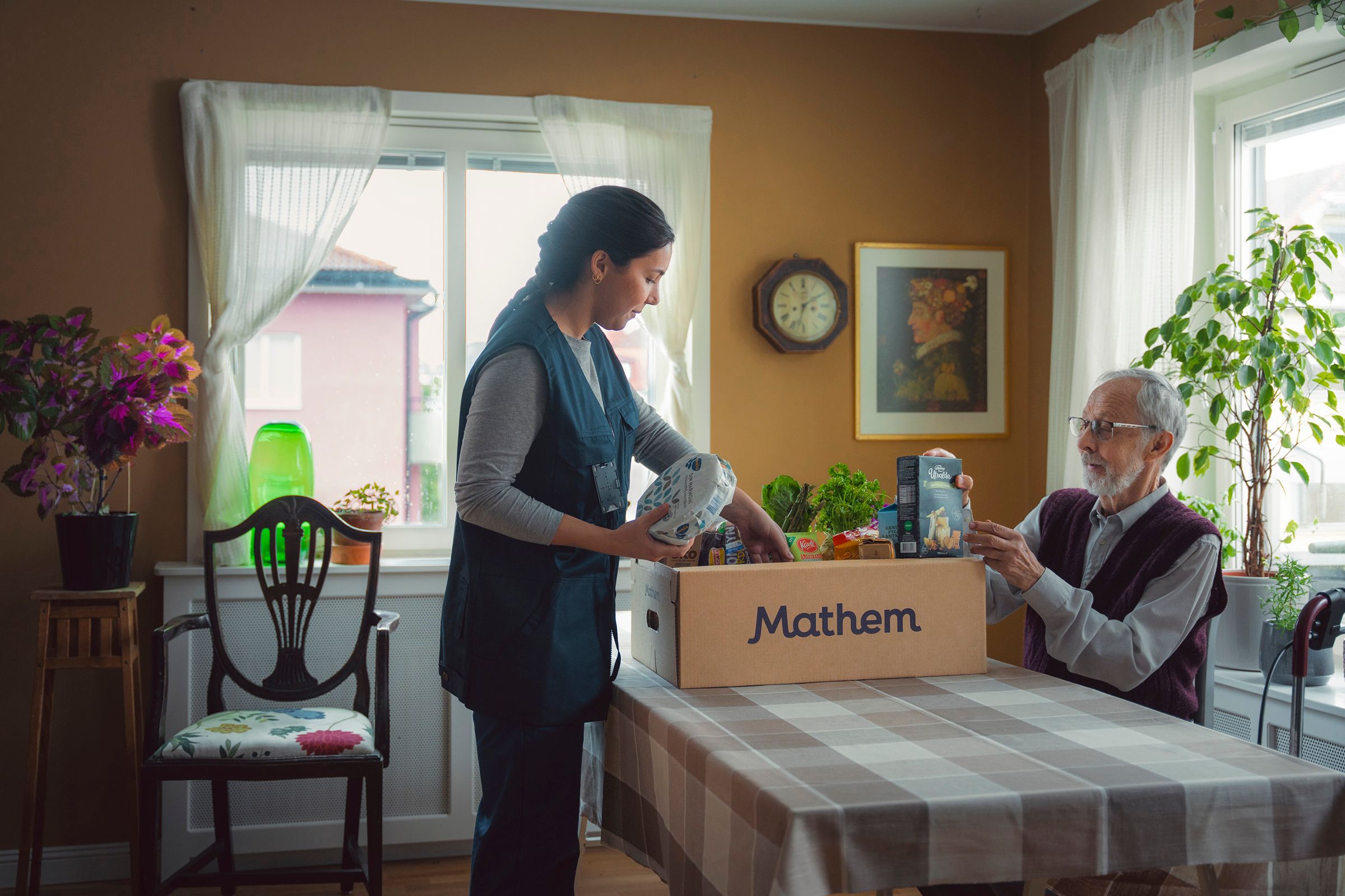 hemtjänstpersonal packar upp mat från Mathemlåda