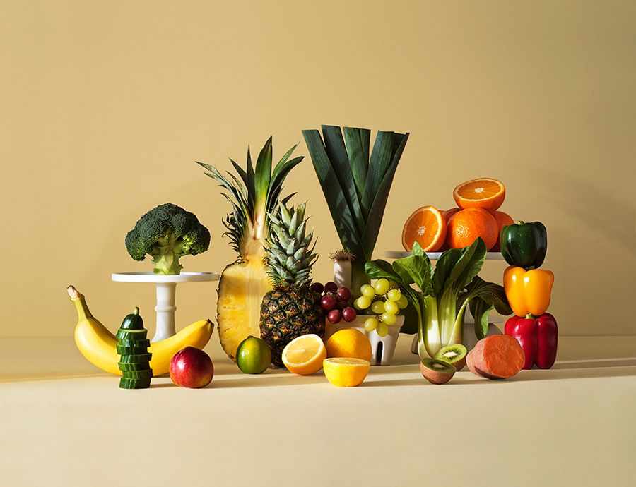 På bilden syns frukt och grönsaker mot en ljusbeige bakgrund