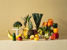 På bilden syns frukt och grönsaker mot en ljusbeige bakgrund