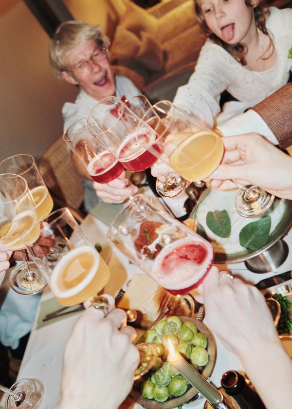 På bildet ser man et utebord med en flaske Villbrygg, 2 glass med drikke og en tallerken med det som kan være ytrefilet. En persons hånd er også synlig, der personen pynter kjøttet med noe grønt.