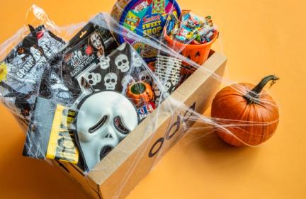 En odaeske fylt med halloweenpynt og godteri.