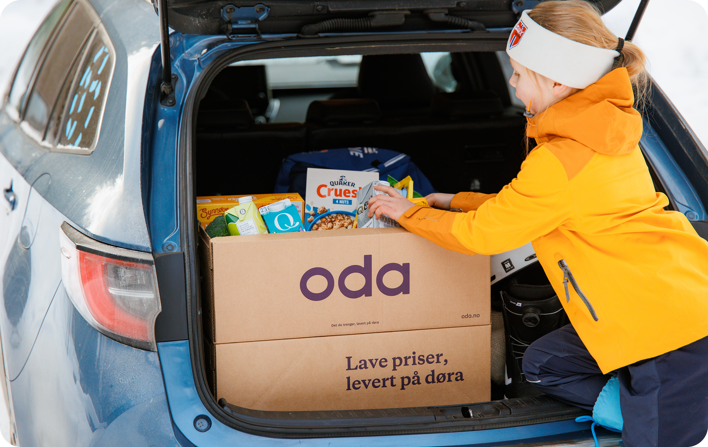 På bildet syns en person med flere Odaesker i en bil