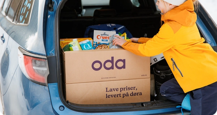 På bildet syns en person med flere Odaesker i en bil