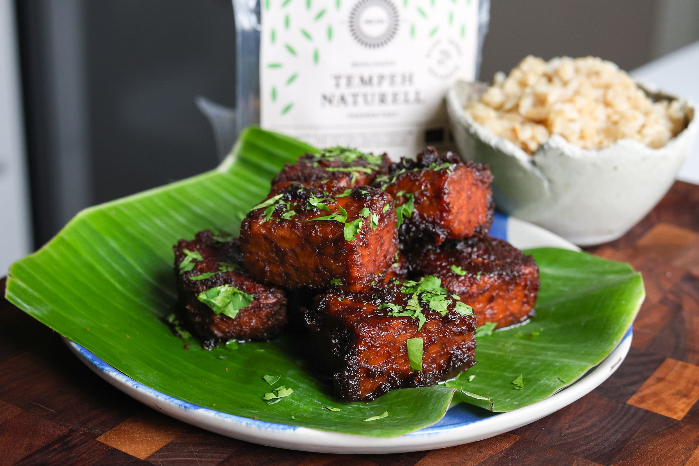 Bildet inneholder et fat med tempeh fra Helios
