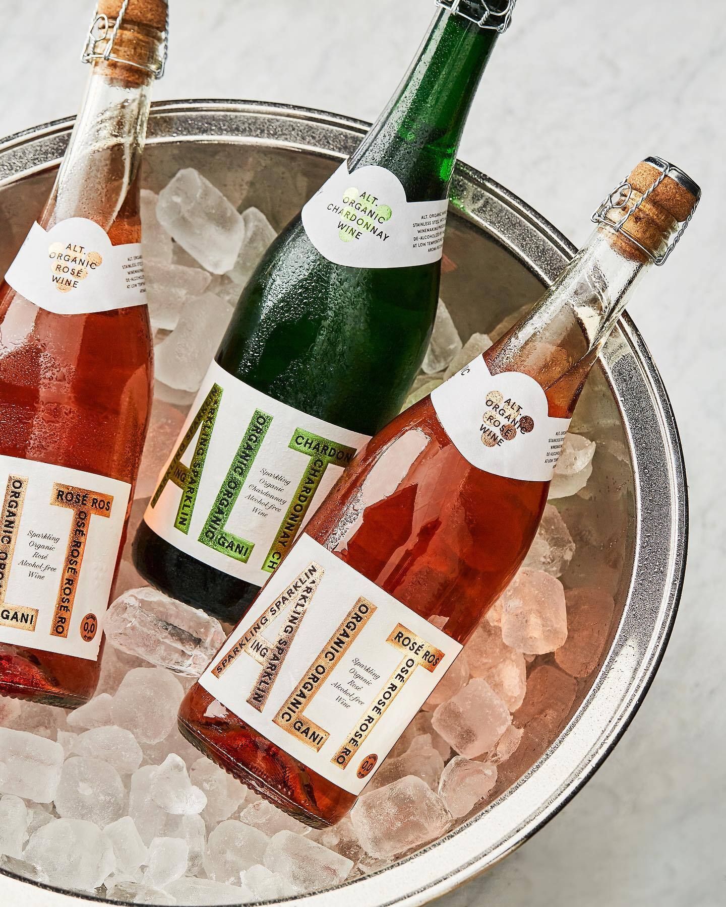 En vinbøtte med ALT-flasker