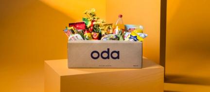 Bildet inneholder en pappeske fra Oda.com full av påskevarer.