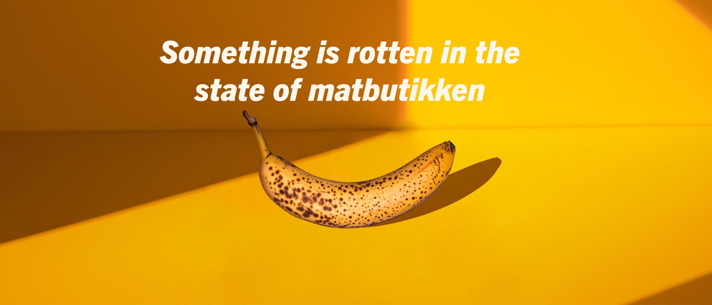 En banan foran en gul bakgrunn med teksten "something is rotten in the state of matbutikken" ovenfor