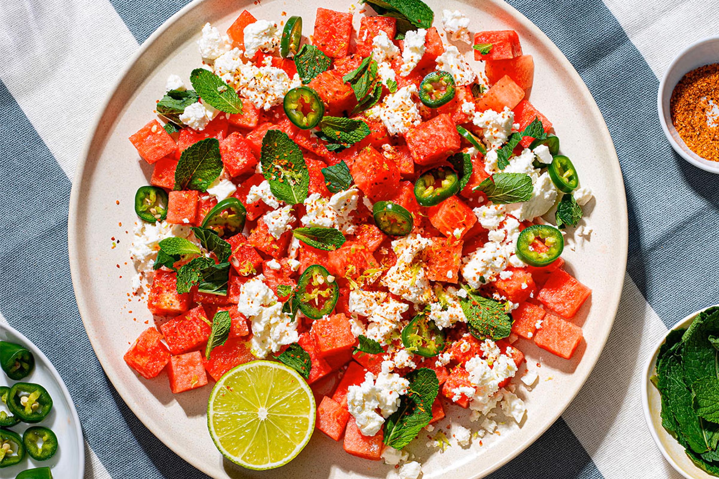 På bildet ser man en tallerken med vannmelonsalat