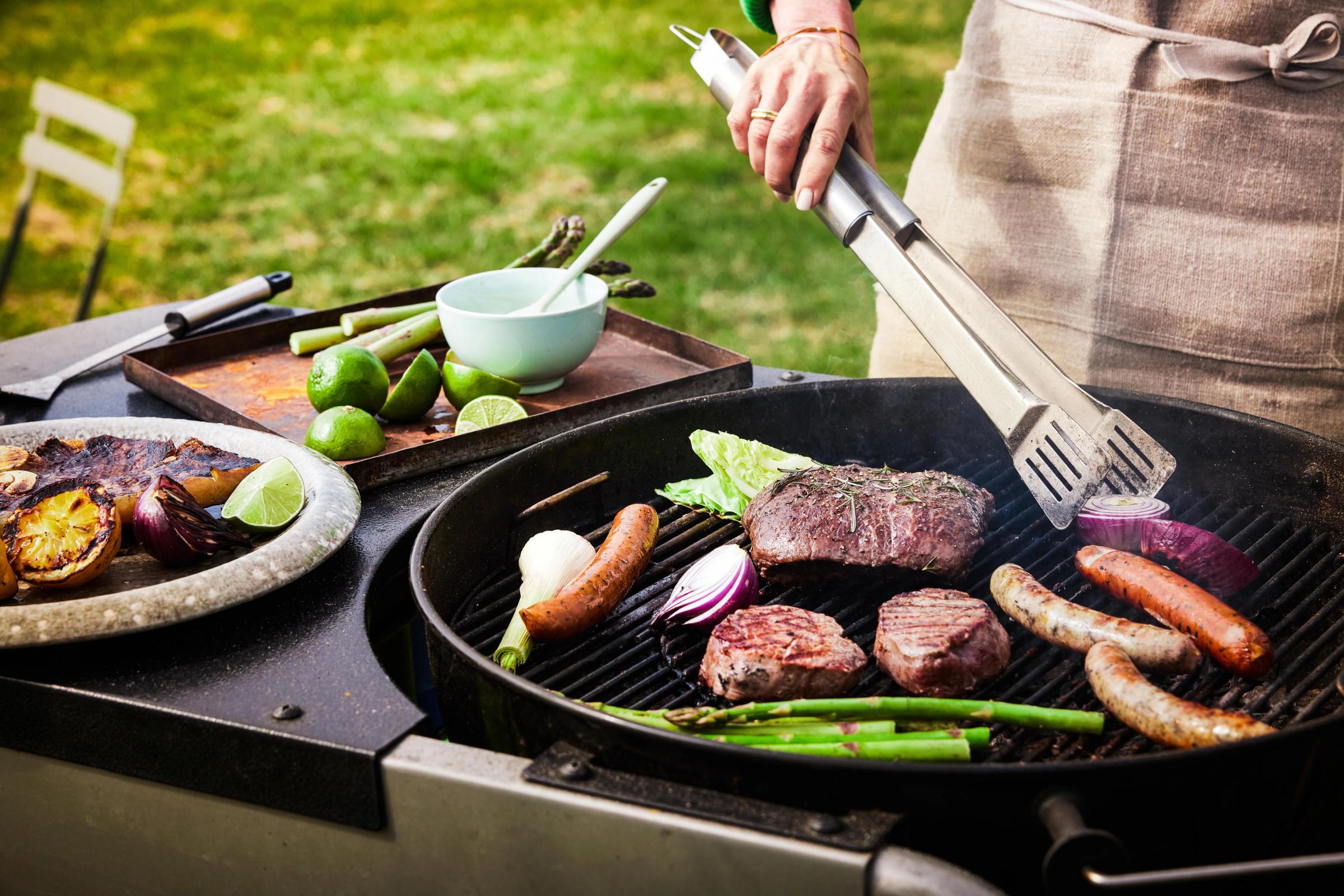 På bildet synes en person grille