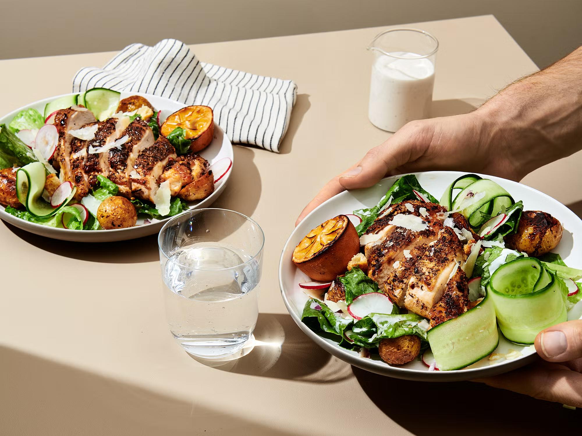 Bildet inneholder e tallerken med grillet kylling og ruccola