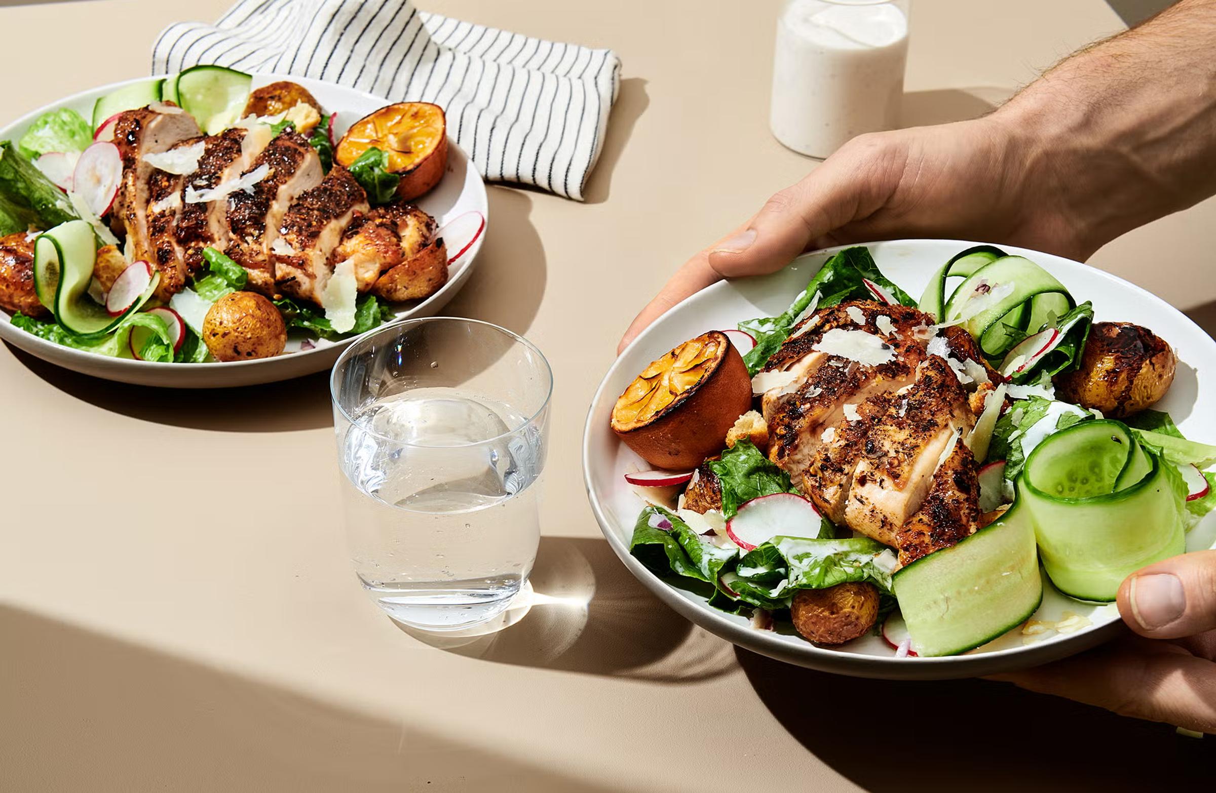 Bildet inneholder e tallerken med grillet kylling og ruccola