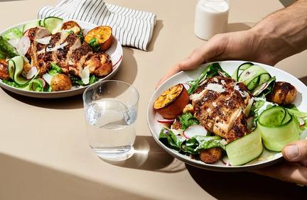 Bildet inneholder e tallerken med grillet kylling og ruccola
