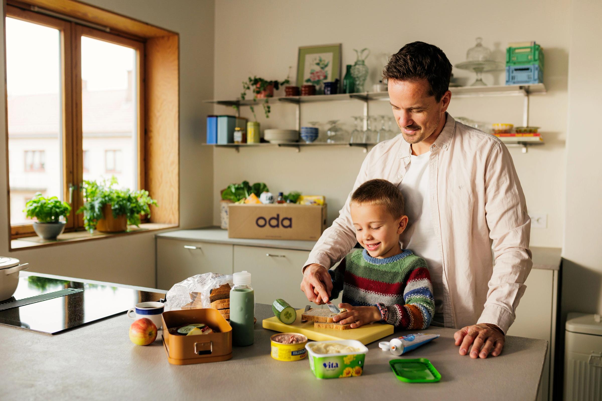 Far og sønn på kjøkkenet