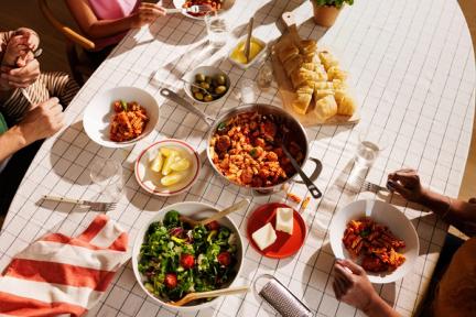 familje som spiser middag