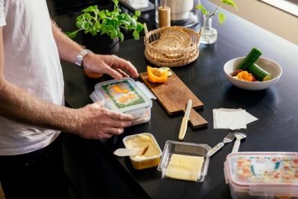 På bildet syns en person som fikser matpakke