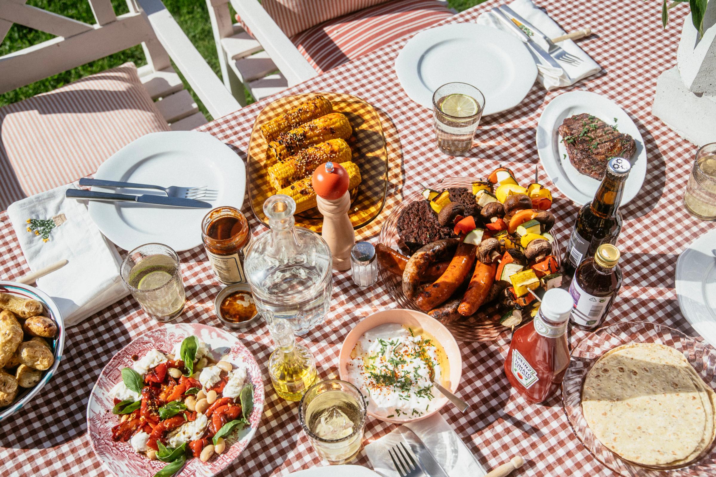 På bildet ser du et bord dekket for sommermiddag og bbq