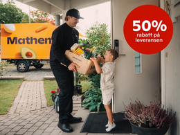 På bilden ser man en chaufför från Mathem leverera en Mathemlåda. Ett barn tittar i lådan