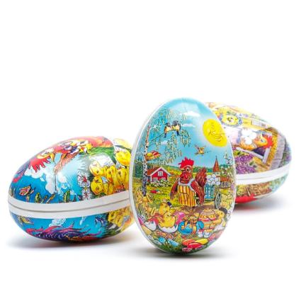 På bilden syns flera färgglada påskägg