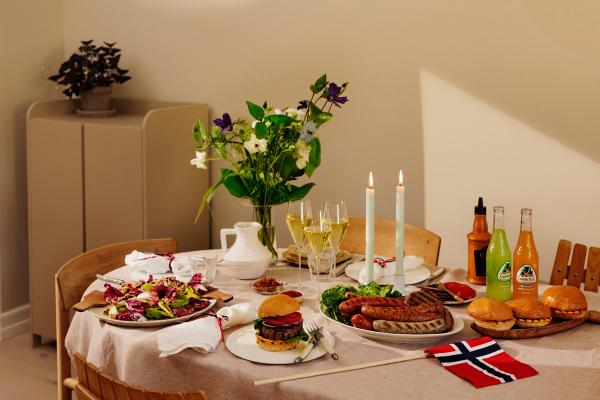 På bildet ser man et bord dekket for 17. mai lunsj eller middag