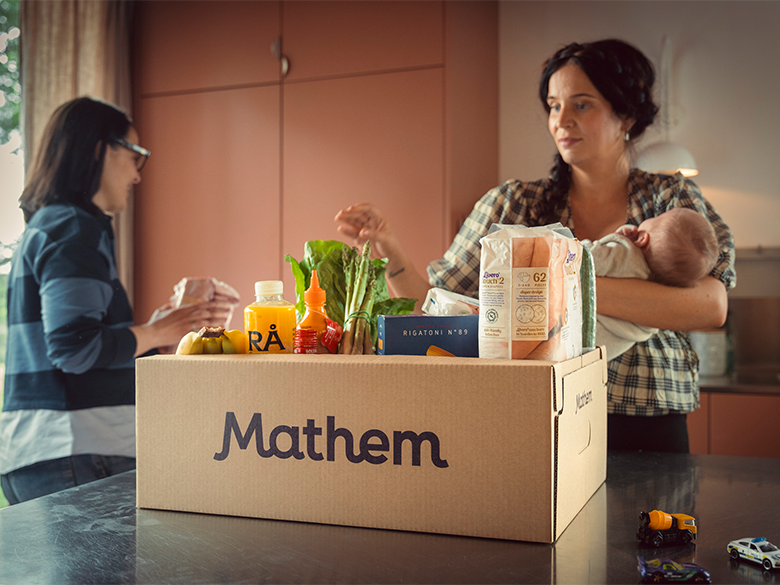 förälder som packar upp varor