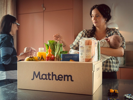 förälder som packar upp varor