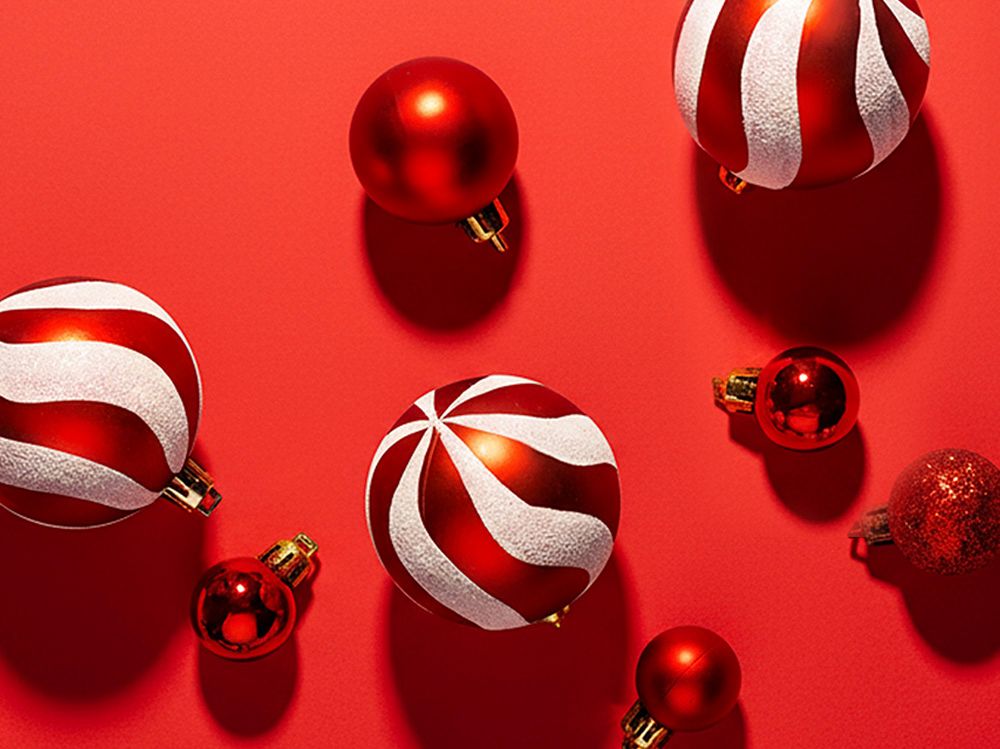 På bildet syns flere julekuler