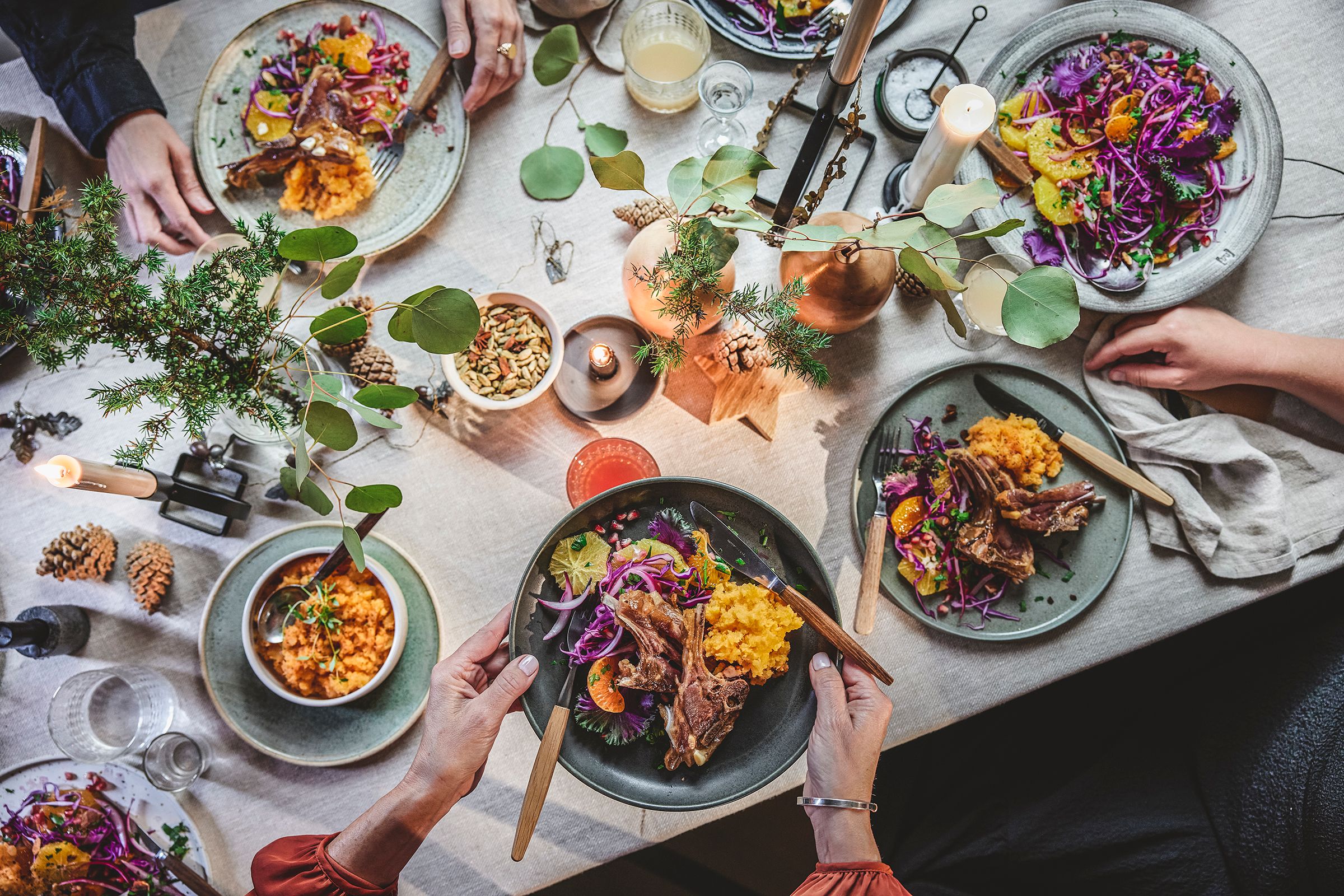 På bildet syns et bord dekket for julelunsj eller julemiddag