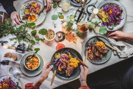 På bildet syns et bord dekket for julelunsj eller julemiddag