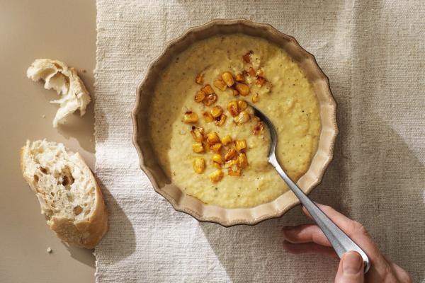 På bilden syns en skål med majs- och blomkålssoppa