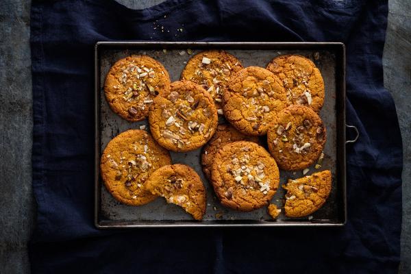 På bilden syns ett fat med saffranscookies