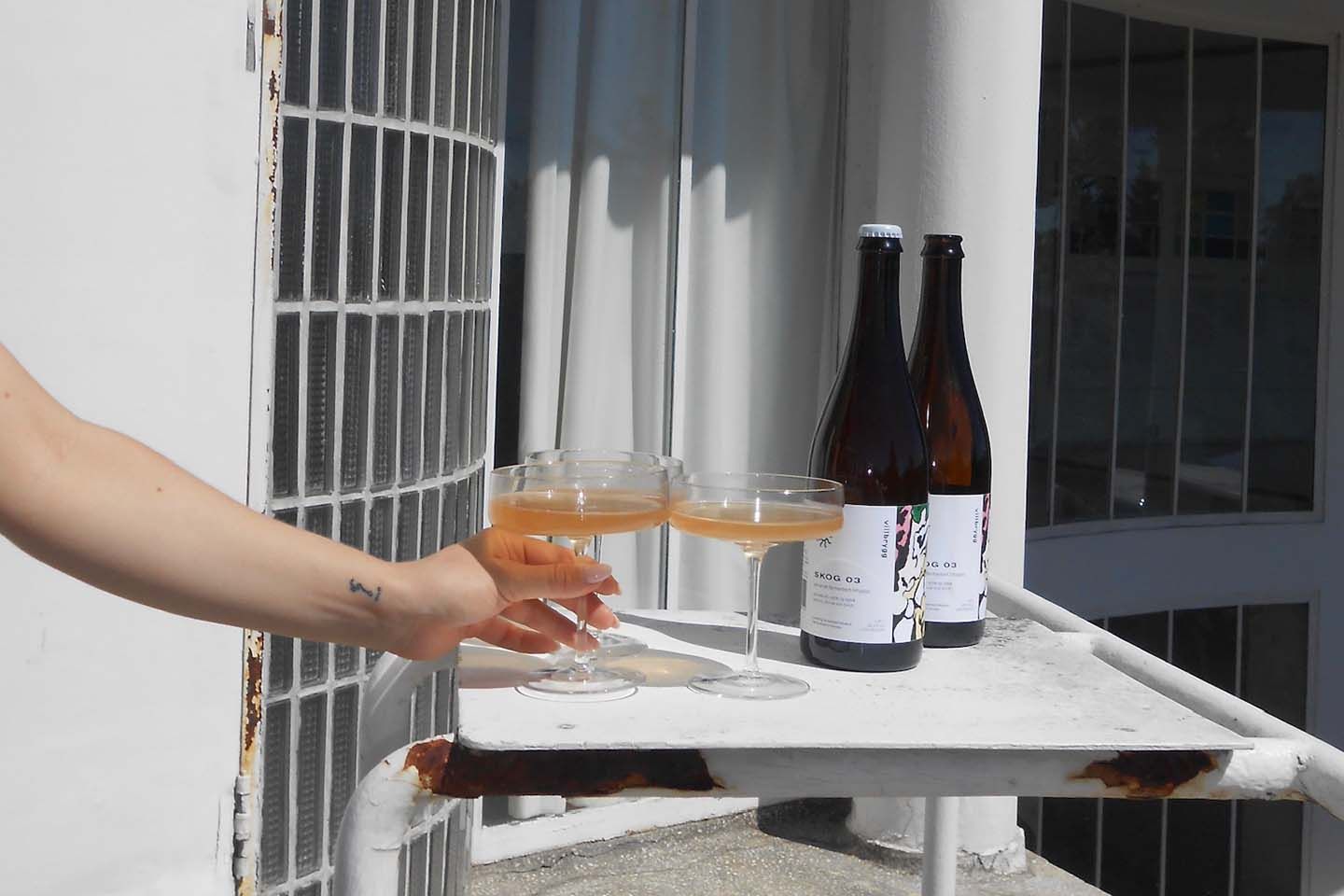 På bildet ser man to glas og en flaske fra Villbrygg