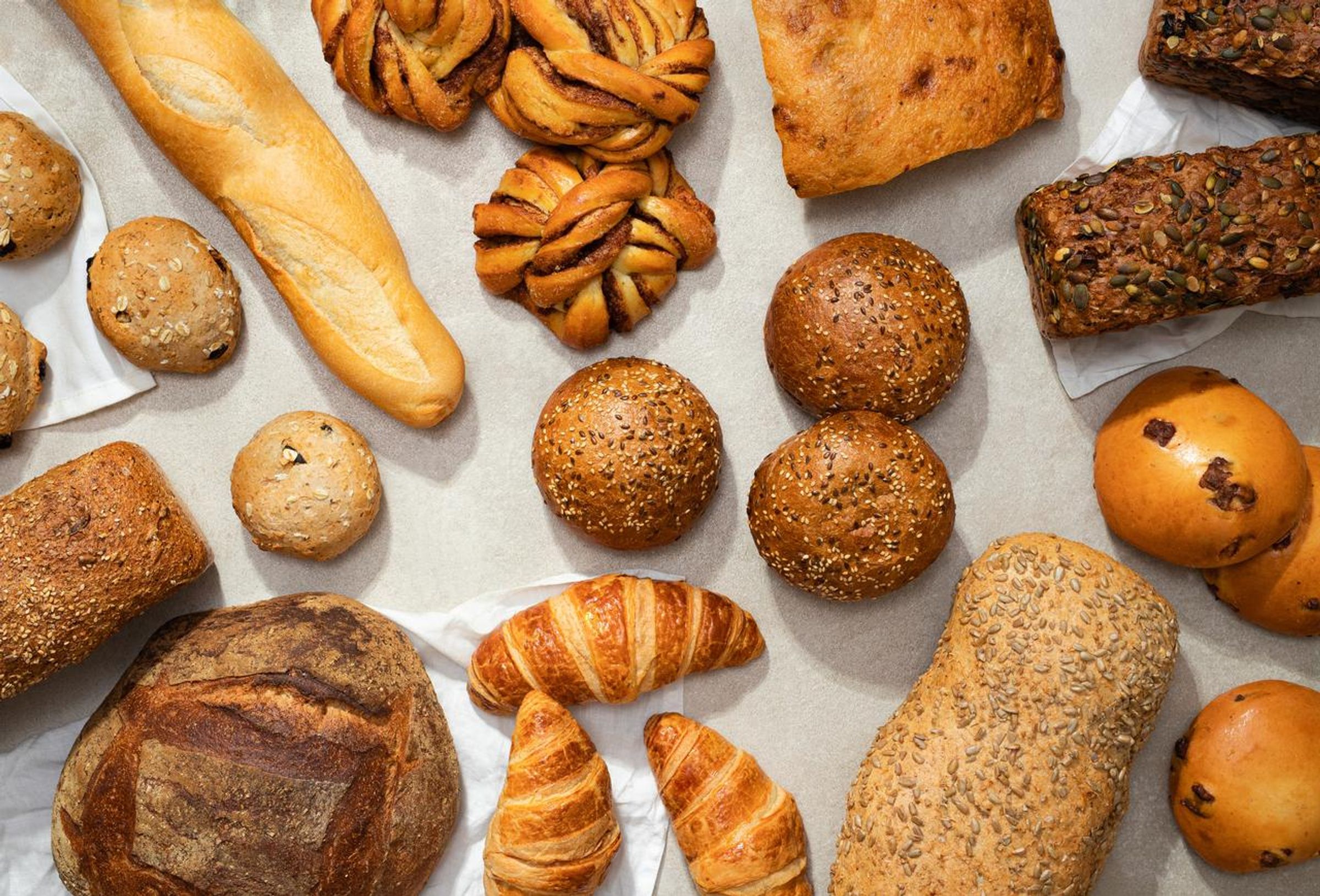 Mange bakevarer som brød, baguette, rundstykker, kanelsnurrer