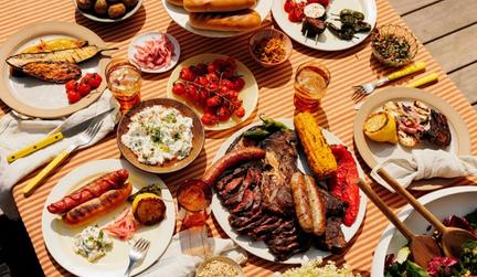 På bildet ser man en tallerken med grillede sommerkoteletter og potetsalat