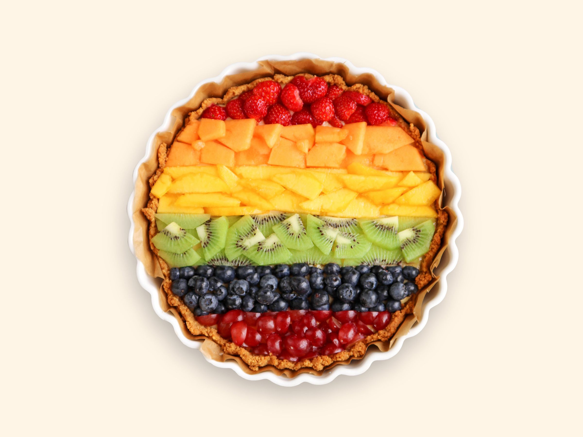 regnbue-pai på en lys gul bakgrunn