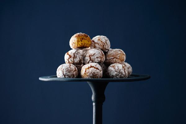 På bilden syns ett fat med saffranscookies