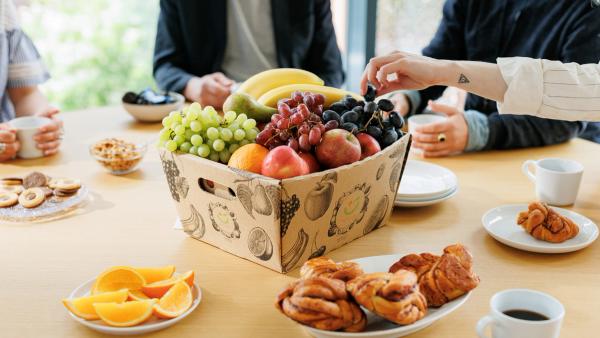 Oda-eske med frukt, på kontor