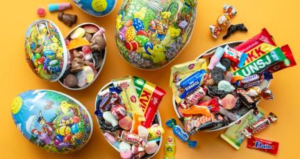 Bildet inneholder påskeegg fylt til randen av godteri.